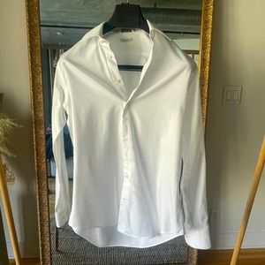 SUITSUPPLY - WHITE OXFORD SLIM FIT SHIRT
H9002
SIZE: 15 1/2
QTY: 1